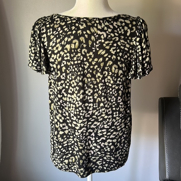 Tommy Bahama Women’s 100% Linen Green Ruffle Sleeve Top - Picture 5 of 7